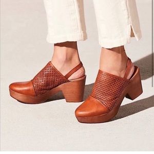 Free people Logan tan clogs